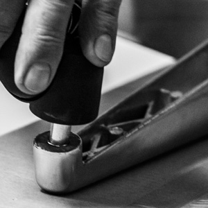 Kezdetben illessze a görgõket a lábcsillagba. Dolga csupán annyi, hogy erõsen nyomja bele a lyukakba a görgõk megfelelõ részét. Kattanással fognak a helyükre kerülni. Ha kész, lefordíthatja a csillagot, és ha minden görgõ hozzáér a talajhoz, megfelelõen járt el.