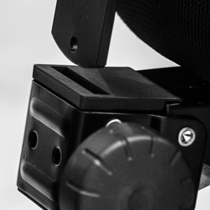 A gyárilag összeszerelt háttámlát most vegye kézbe, és a mechanika hátulján található, kiálló foglalatba illessze bele a megfelelõ végét. Ha nem menne a lyukba a fém lap, eressze meg a mûanyag felületû rögzítõ csavart. Késõbb ezzel a csavarra lehet majd a háttámla végleges magasságát is beállítani. Ha minden a helyén, a háttámla fém nyelvébe illessze bele a mûanyag kis stiftet, melyet a csavarok mellé kapott. Ez akadályozza meg, hogy szétrántsuk a széket magasságállításnál.
